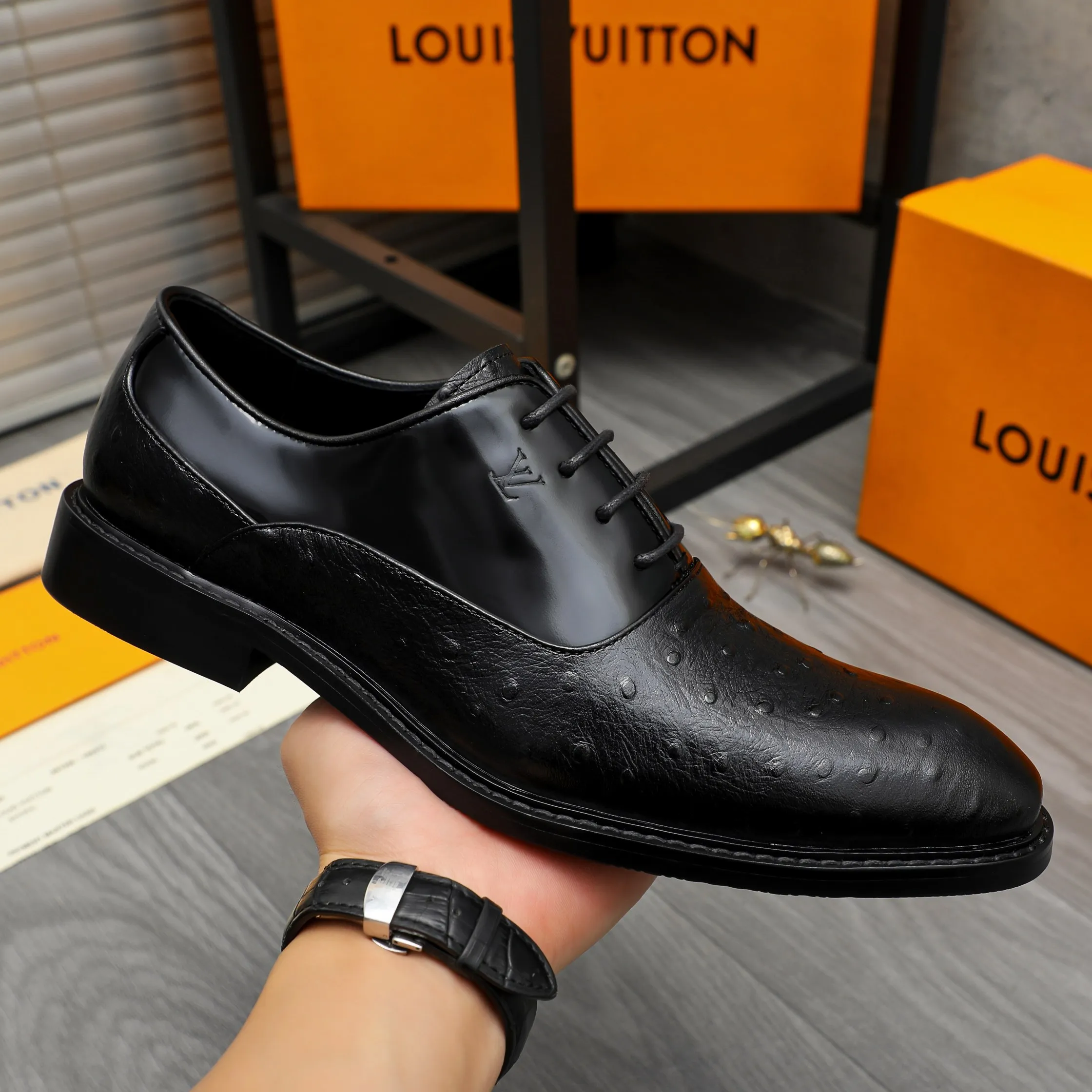 Men's shoes 💰p460 Product trademark: LV (Louis Vuitton) business lace-up formal leather shoes. Regular size: 39-44 (38.45 custom-made, non-refundable) Product materials: Selected high-quality ostrich pattern cowhide spliced ​​with pearlescent cowhide upper, cowhide lining, original rubber outsole